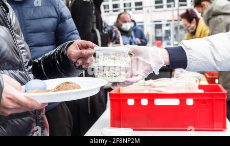 Hamburg, Deutschland. April 2021. Freiwillige einer Bürgerinitiative verteilen am Hamburger Hauptbahnhof Lebensmittel an Obdachlose und Bedürftige. Quelle: Markus Scholz/dpa/Alamy Live News Stockfoto