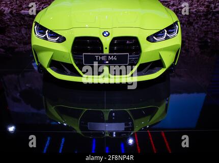Bangkok, Thailand - 4. April 2021: Frontansicht der Scheinwerfer des BMW M4 Competition Coupé, ausgestellt auf DER INTERNATIONALEN AUTOMOBILAUSSTELLUNG 2021 IN BANGKOK Stockfoto