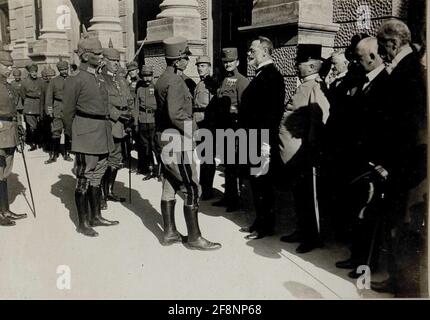 Erzherzog Karl besuchte das Armeekommando Falkenhayn in Brasso (Kronstadt), 15.10.1916, Vorstellung der zivilen Autoritäten des Armeekommandos Erzherzog Karl war am 1916. Juni Oberkommandant eines Teiles der Ostfront und kommandierte mehrere Armeen zwischen Brody und den Karpaten. Als Teil dieses Kommandanten inspizierte Erzherzog Karl seine zugehörigen Einheiten. Stockfoto