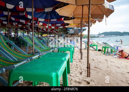 Blick auf Sonnenschirme und Sitzplätze am Strand von Pattaya. Stockfoto