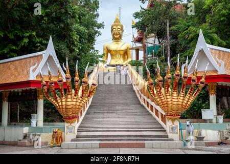 Blick auf die Stufen, die zur berühmten Big Buddha Statue in Pattaya, Thailand, führen. Stockfoto