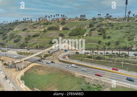 Autobahn Costa Verde, auf der Höhe des Bezirks San Isidro in der Stadt Lima, Fußgängerweg, Lima - Perú Stockfoto