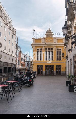 MADRID, SPANIEN - 25. März 2021: Fassade von Cine Ideal, einer ikonischen Gasse, die 1916 in Madrid, Spanien, erbaut wurde Stockfoto