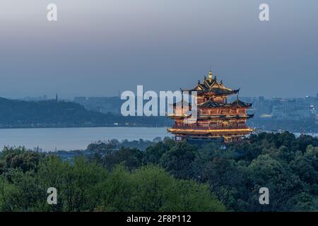 Nachtlandschaft des Stadtgott-Pavillons in Hangzhou, China Stockfoto