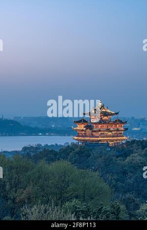 Nachtlandschaft des Stadtgott-Pavillons in Hangzhou, China Stockfoto