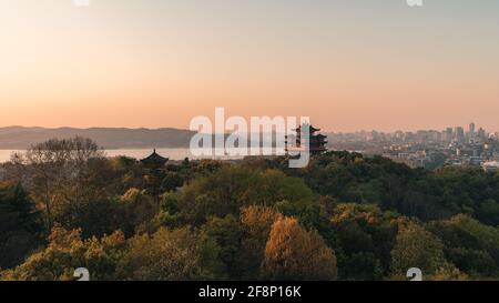 Sonnenuntergangslandschaft des Stadtgott-Pavillons in Hangzhou, China Stockfoto