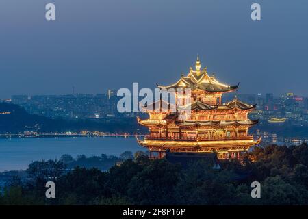 Nachtlandschaft des Stadtgott-Pavillons in Hangzhou, China Stockfoto