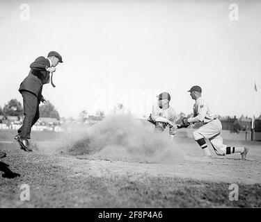Spieler der Cleveland Indians rutschte in die 3. Basis gegen die Washington Senators, 1921. Stockfoto