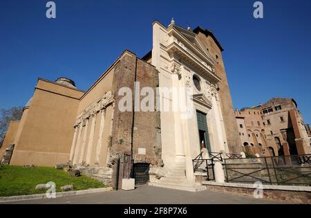Italien, Rom, Kirche San Nicola in Carcere mit den römischen Säulen des Tempels Spes al Foro Olitorio Stockfoto