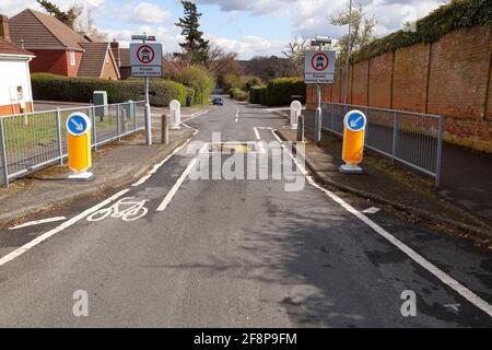 Ein großer Stahlblock in der Mitte eines verengten Straßenabschnitts, um zu verhindern, dass kleine und niedrige Fahrzeuge über ihn fahren. Stockfoto