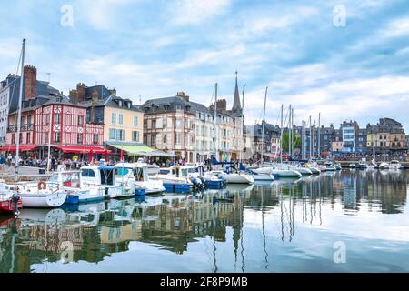 Angedockte Boote am Hafen von Honfleur in der Normandie, Frankreich Stockfoto