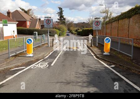 Ein großer Stahlblock in der Mitte eines verengten Straßenabschnitts, um zu verhindern, dass kleine und niedrige Fahrzeuge über ihn fahren. Stockfoto