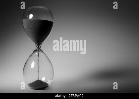 Schwarzweiß-Foto der Sanduhr Nahaufnahme Stockfoto