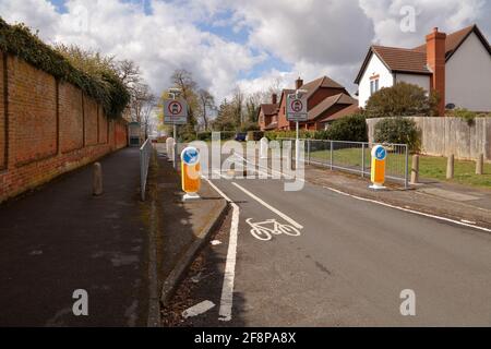 Ein großer Stahlblock in der Mitte eines verengten Straßenabschnitts, um zu verhindern, dass kleine und niedrige Fahrzeuge über ihn fahren. Stockfoto