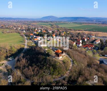 Burgruinen in Solymar Stadt Ungarn. Historische Ruinen in der Nähe von Budapest. Fantastische Panorama-Luftaufnahme über diesen Ort Stockfoto