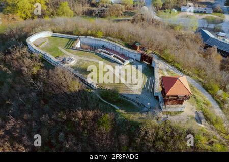 Burgruinen in Solymar Stadt Ungarn. Historische Ruinen in der Nähe von Budapest. Fantastische Panorama-Luftaufnahme über diesen Ort Stockfoto