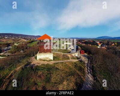 Burgruinen in Solymar Stadt Ungarn. Historische Ruinen in der Nähe von Budapest. Fantastische Panorama-Luftaufnahme über diesen Ort Stockfoto