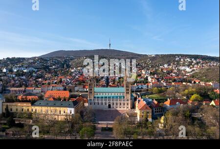 Atemberaubende Luftbilder über die historische Innenstadt von Pecs und die Basilika im Frühling. Einzigartige mittelalterliche Stimmungsstadt in Ungarn Stockfoto