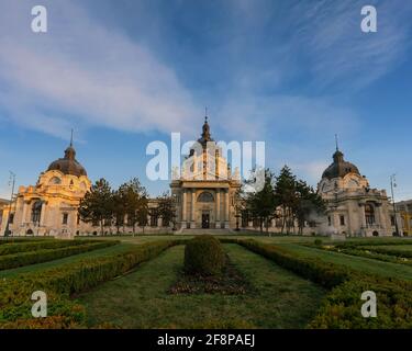 Erstaunliches Frühlingsmood-Foto über das berühmte und alte Thermalbad in Budapest ungarn. Dieser Ortsname ist Szechenyi Thermalbad Stockfoto