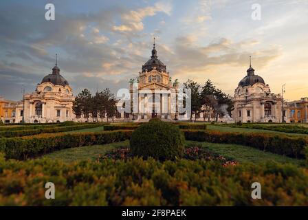 Erstaunliches Frühlingsmood-Foto über das berühmte und alte Thermalbad in Budapest ungarn. Dieser Ortsname ist Szechenyi Thermalbad Stockfoto