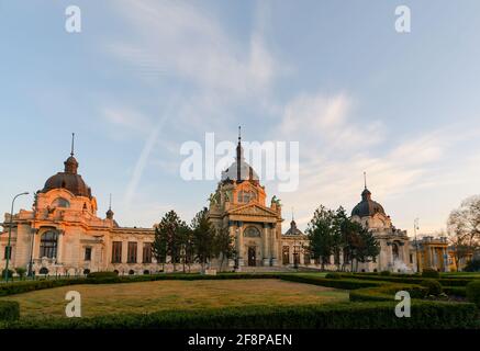 Erstaunliches Frühlingsmood-Foto über das berühmte und alte Thermalbad in Budapest ungarn. Dieser Ortsname ist Szechenyi Thermalbad Stockfoto