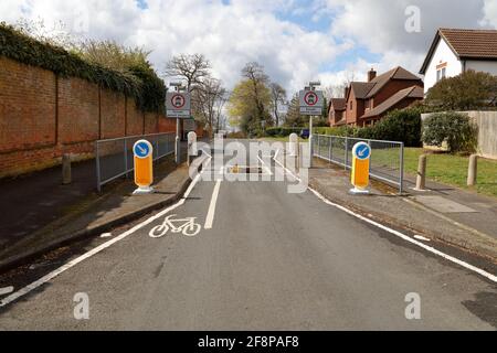 Ein großer Stahlblock in der Mitte eines verengten Straßenabschnitts, um zu verhindern, dass kleine und niedrige Fahrzeuge über ihn fahren. Stockfoto