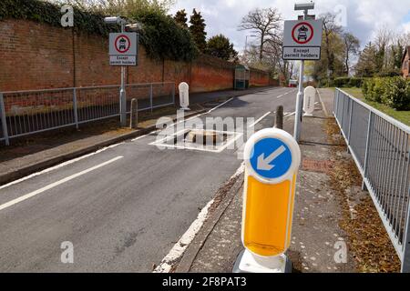 Ein großer Stahlblock in der Mitte eines verengten Straßenabschnitts, um zu verhindern, dass kleine und niedrige Fahrzeuge über ihn fahren. Stockfoto