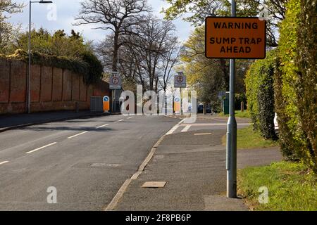 Ein großer Stahlblock in der Mitte eines verengten Straßenabschnitts, um zu verhindern, dass kleine und niedrige Fahrzeuge über ihn fahren. Stockfoto