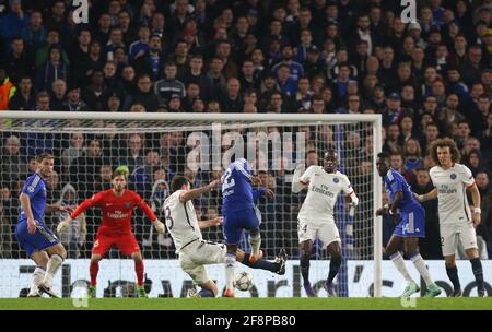 Willian von Chelsea schießt während des UEFA Champions League-Spiels von 16 zwischen Chelsea und Paris Saint-Germain auf der Stamford Bridge in London. 9. März 2016. Stockfoto