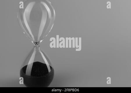 Schwarzweiß-Foto der Sanduhr Nahaufnahme Stockfoto
