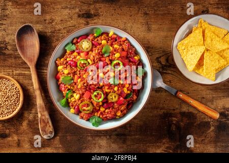 Chili con Carne mit Tortilla-Chips, Schuss über dem Kopf Stockfoto