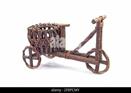 Pflanzentopf aus dunkelbraunem Holz im Fahrrad-förmigen Vintage-Stil für Dekoration Garten und Haus isoliert auf weißem Hintergrund. Stockfoto