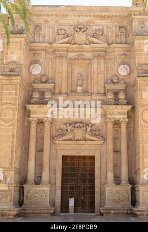 Vertikale Aufnahme der Fassade und des Eingangs der Kathedrale von Almeria in Spanien, Mittelmeer, Andalusien Stockfoto