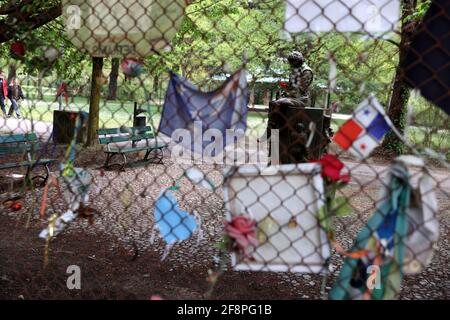 Circuit Atmosphäre - die Gedenkstatue für Ayrton Senna in Tamburello. 14.04.2021. Formel-1-Weltmeisterschaft, Rd 2, Großer Preis Der Emilia Romagna, Imola, Italien, Vorbereitungstag. Bildnachweis sollte lauten: XPB/Press Association Images. Stockfoto