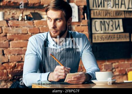 Mann Schürzen Kellner Profis arbeiten Service Coffee Shop Stockfoto