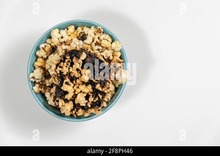 Verbrannter Popcornkern in blauer Tasse, Platz für Text Stockfoto