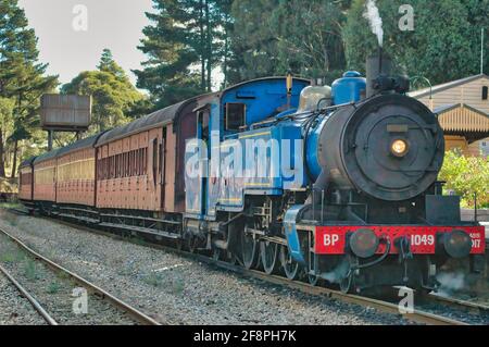 Lithgow, New South Wales Australien - 19. März 2006: Lokomotive und Waggons der Zig Zag Railway am Bahnhof Stockfoto