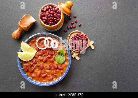 Rajma ist ein beliebtes nordindisches Essen. Rajma ist eine rote Bohnen mit Sockeln, die mit Zwiebeln, Tomaten und einer speziellen Gewürzmischung gekocht wird. Stockfoto