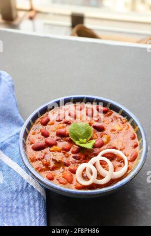 Rajma ist ein beliebtes nordindisches Essen. Rajma ist eine rote Bohnen mit Sockeln, die mit Zwiebeln, Tomaten und einer speziellen Gewürzmischung gekocht wird. Stockfoto