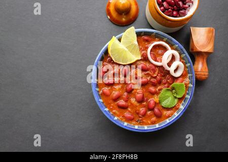Rajma ist ein beliebtes nordindisches Essen. Rajma ist eine rote Bohnen mit Sockeln, die mit Zwiebeln, Tomaten und einer speziellen Gewürzmischung gekocht wird. Stockfoto