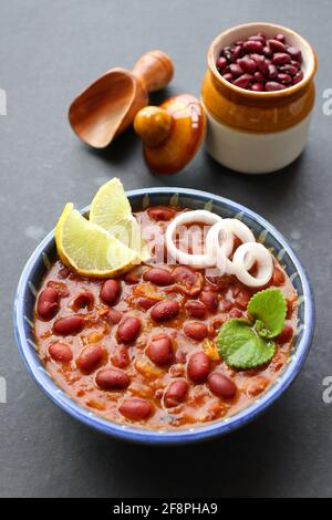 Rajma ist ein beliebtes nordindisches Essen. Rajma ist eine rote Bohnen mit Sockeln, die mit Zwiebeln, Tomaten und einer speziellen Gewürzmischung gekocht wird. Stockfoto