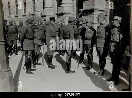 Erzherzog Karl besuchte 15.10.1916 das Armeekommando Falkenhayn in Brasso (Kronstadt), Präsentation der Offiziere des Armeekommandos Erzherzog Karl war ab Juni 1916, Oberbefehlshaber eines Unterabschnitts der Ostfront und kommandierte mehrere Armeen zwischen Brody und den Karpaten. Als Teil dieses Kommandanten inspizierte Erzherzog Karl seine zugehörigen Einheiten. Stockfoto