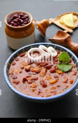 Rajma ist ein beliebtes nordindisches Essen. Rajma ist eine rote Bohnen mit Sockeln, die mit Zwiebeln, Tomaten und einer speziellen Gewürzmischung gekocht wird. Stockfoto