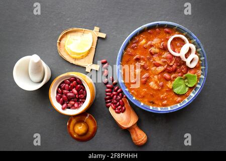 Rajma ist ein beliebtes nordindisches Essen. Rajma ist eine rote Bohnen mit Sockeln, die mit Zwiebeln, Tomaten und einer speziellen Gewürzmischung gekocht wird. Stockfoto