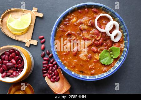 Rajma ist ein beliebtes nordindisches Essen. Rajma ist eine rote Bohnen mit Sockeln, die mit Zwiebeln, Tomaten und einer speziellen Gewürzmischung gekocht wird. Stockfoto
