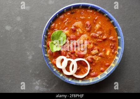 Rajma ist ein beliebtes nordindisches Essen. Rajma ist eine rote Bohnen mit Sockeln, die mit Zwiebeln, Tomaten und einer speziellen Gewürzmischung gekocht wird. Stockfoto
