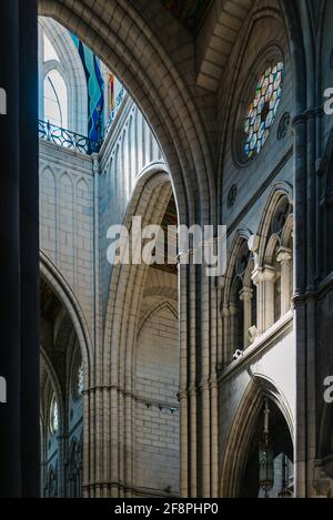 Madrid, Spanien - 20. März 2021: Innenansicht des Kirchenschiffs der Kathedrale von La Almudena. Vertikal Stockfoto