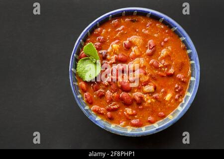 Rajma ist ein beliebtes nordindisches Essen. Rajma ist eine rote Bohnen mit Sockeln, die mit Zwiebeln, Tomaten und einer speziellen Gewürzmischung gekocht wird. Stockfoto