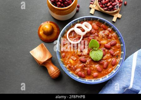 Rajma ist ein beliebtes nordindisches Essen. Rajma ist eine rote Bohnen mit Sockeln, die mit Zwiebeln, Tomaten und einer speziellen Gewürzmischung gekocht wird. Stockfoto