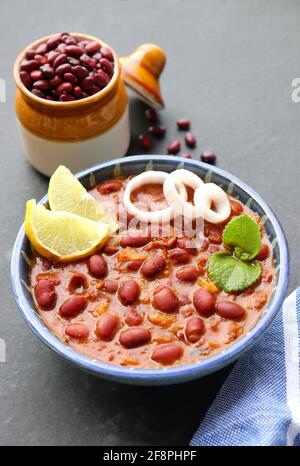 Rajma ist ein beliebtes nordindisches Essen. Rajma ist eine rote Bohnen mit Sockeln, die mit Zwiebeln, Tomaten und einer speziellen Gewürzmischung gekocht wird. Stockfoto